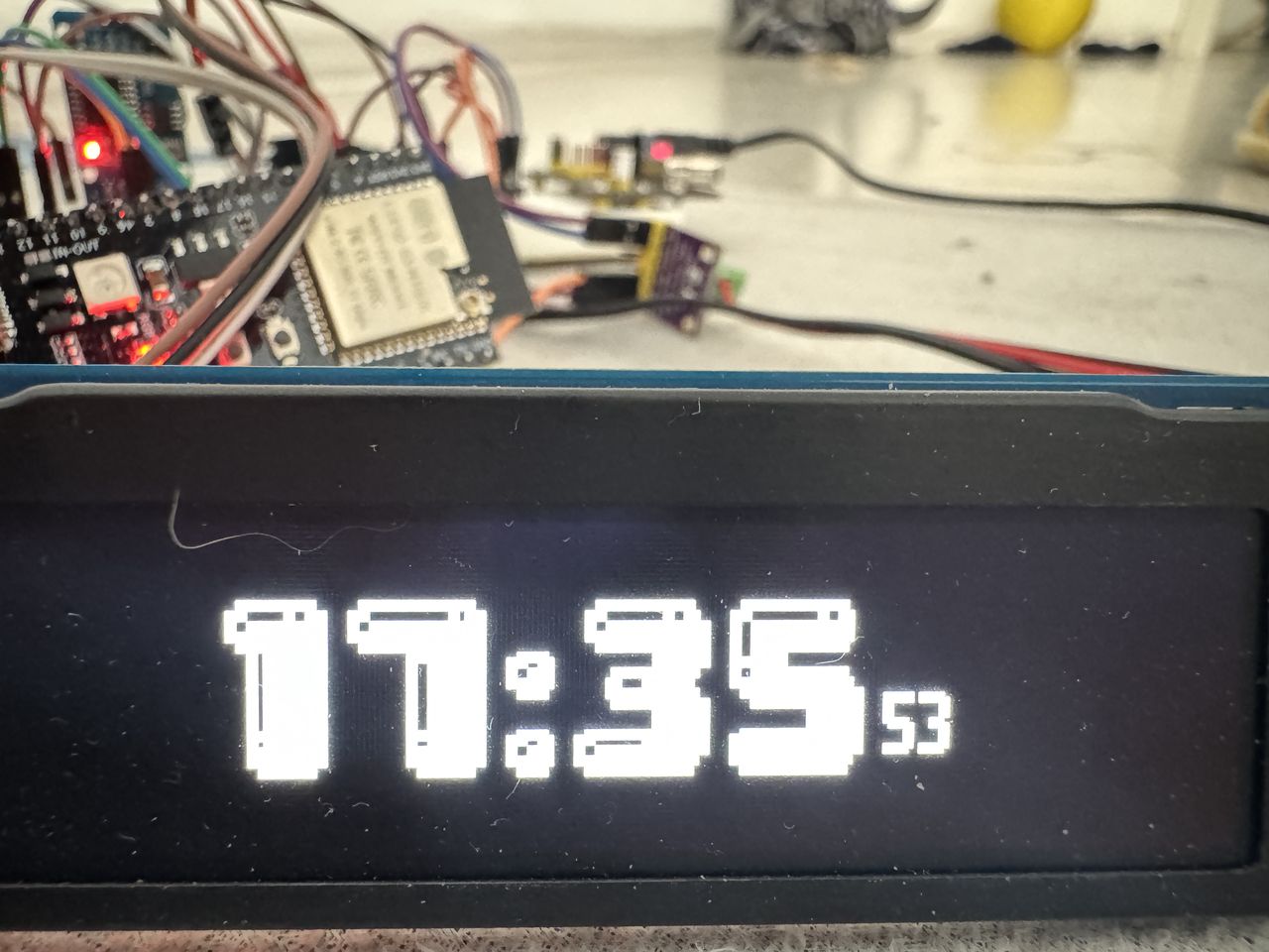 The same standby face after the spacing fix, with the seconds set clear of the time